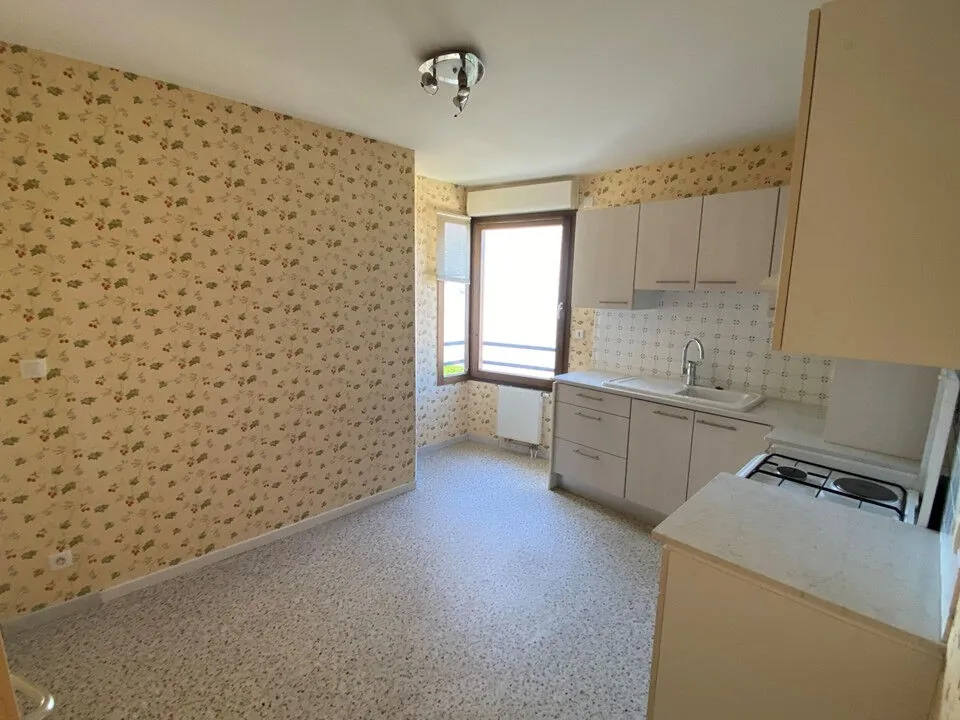 Bel appartement F4 à Roche-la-Molière avec terrasse et garage 