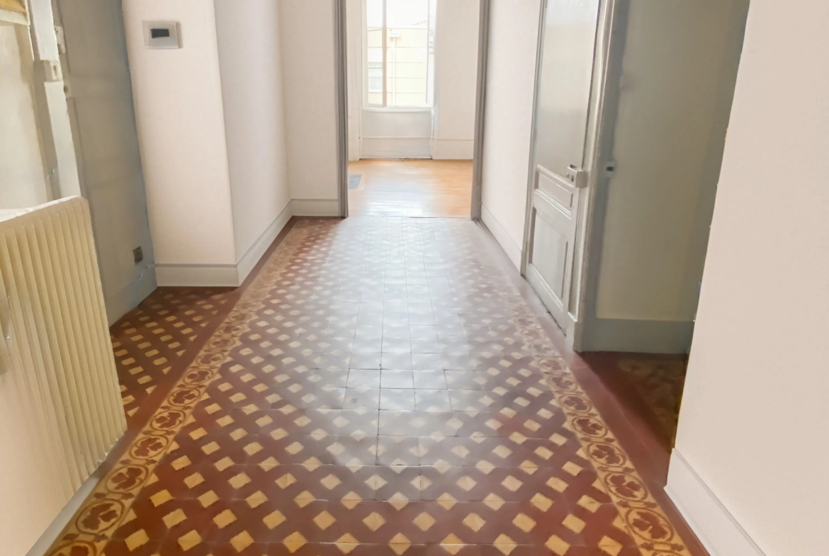 Appartement de caractère à Mâcon de 120 m² avec potentiel de rénovation 