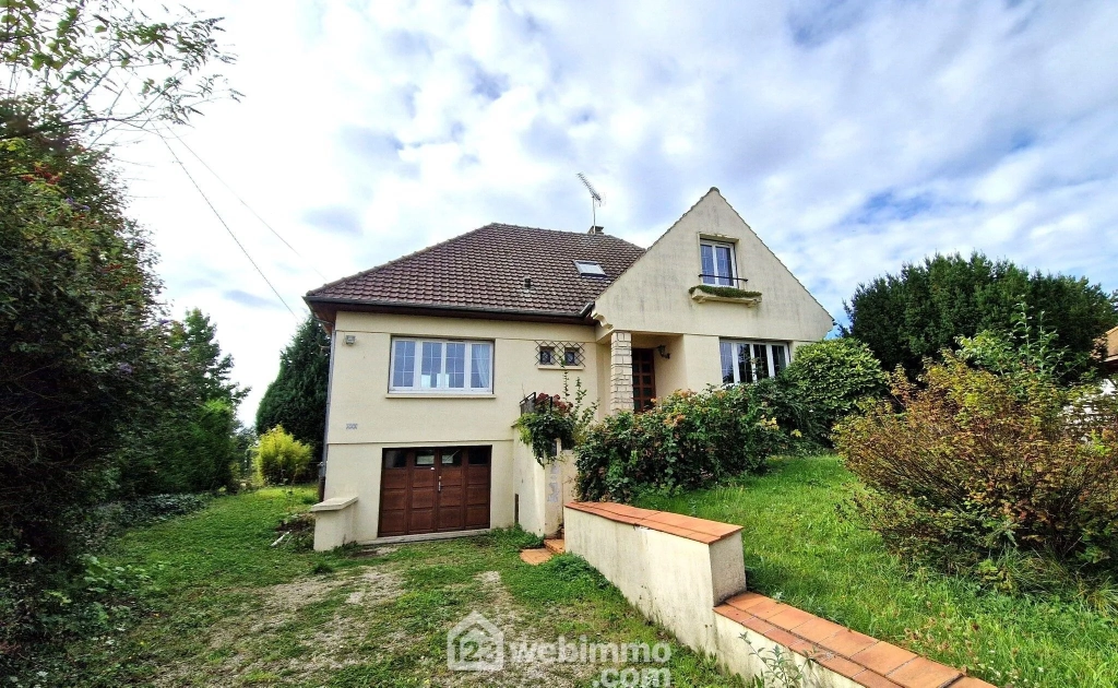 Maison individuelle de 141 m² avec jardin et garage à Laon