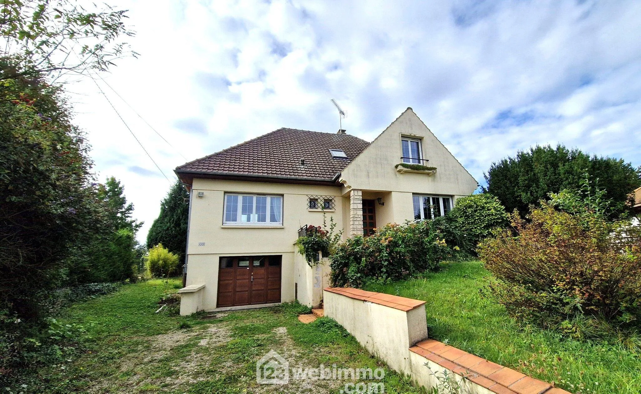Maison individuelle de 141 m² avec jardin et garage à Laon 
