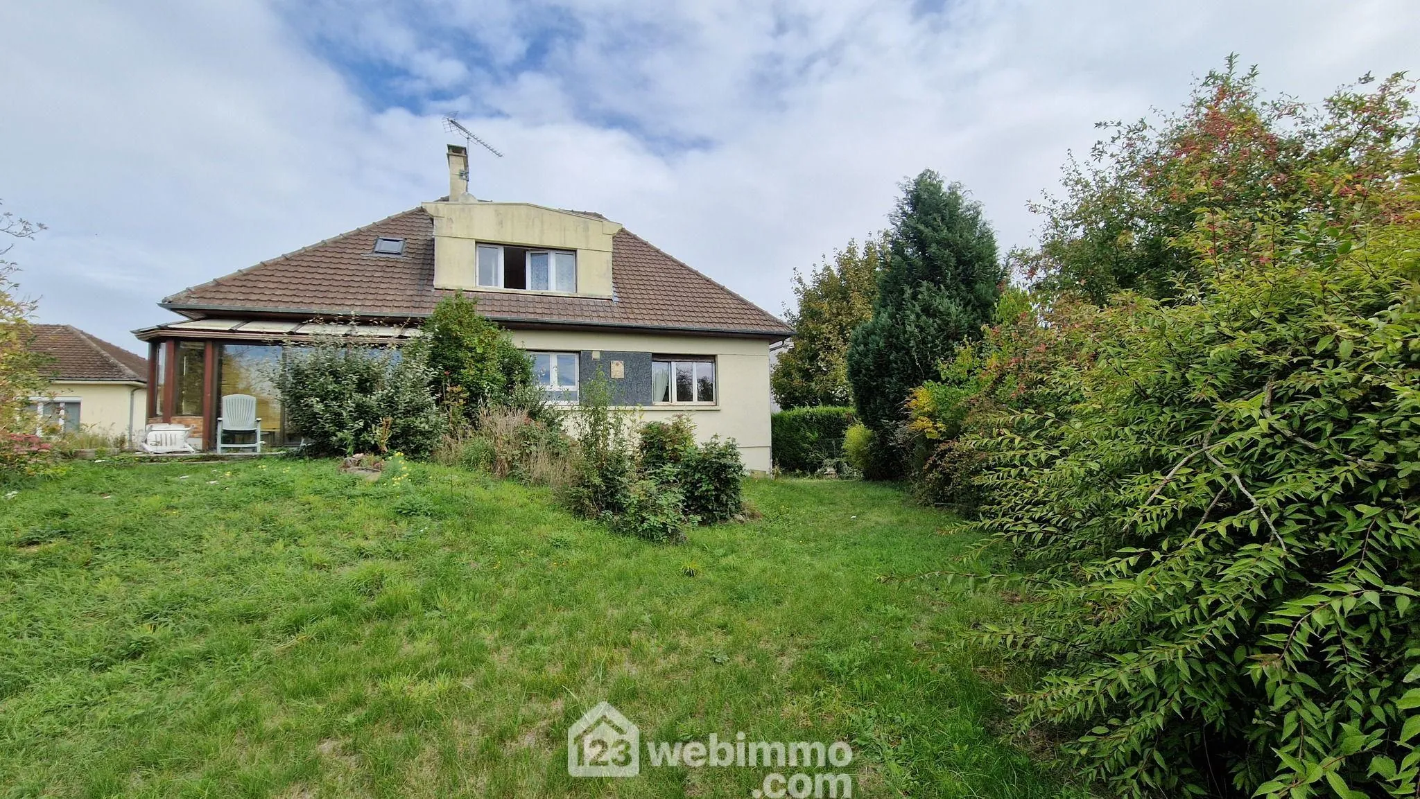 Maison individuelle de 141 m² avec jardin et garage à Laon 
