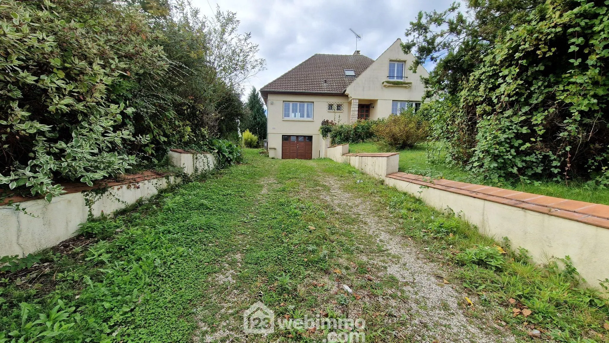 Maison individuelle de 141 m² avec jardin et garage à Laon 