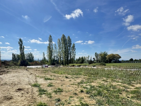 Terrain constructible de 613 m² à Bouloc, proche commodités