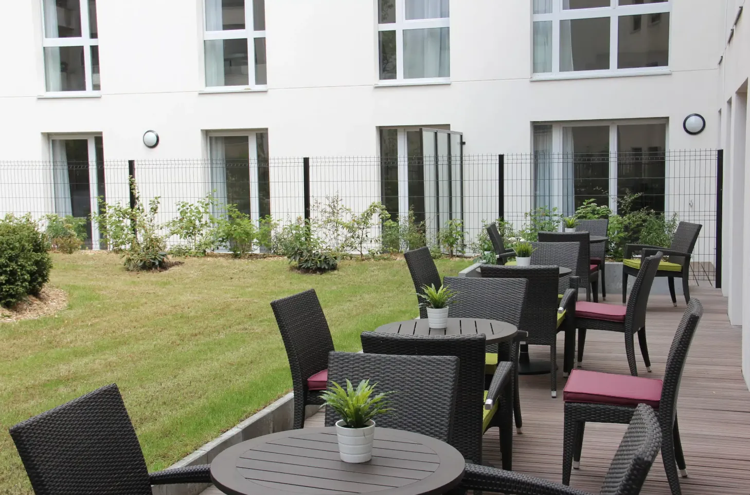 Investissez dans un T2 sécurisé pour seniors à Sèvres, rendement 5,91%, proche Paris 