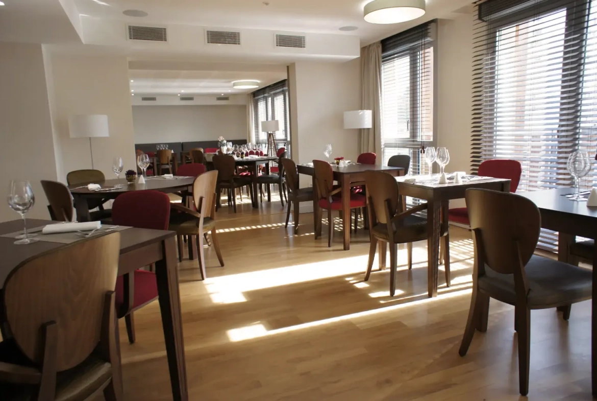 Investissez dans un T2 sécurisé pour seniors à Sèvres, rendement 5,91%, proche Paris 