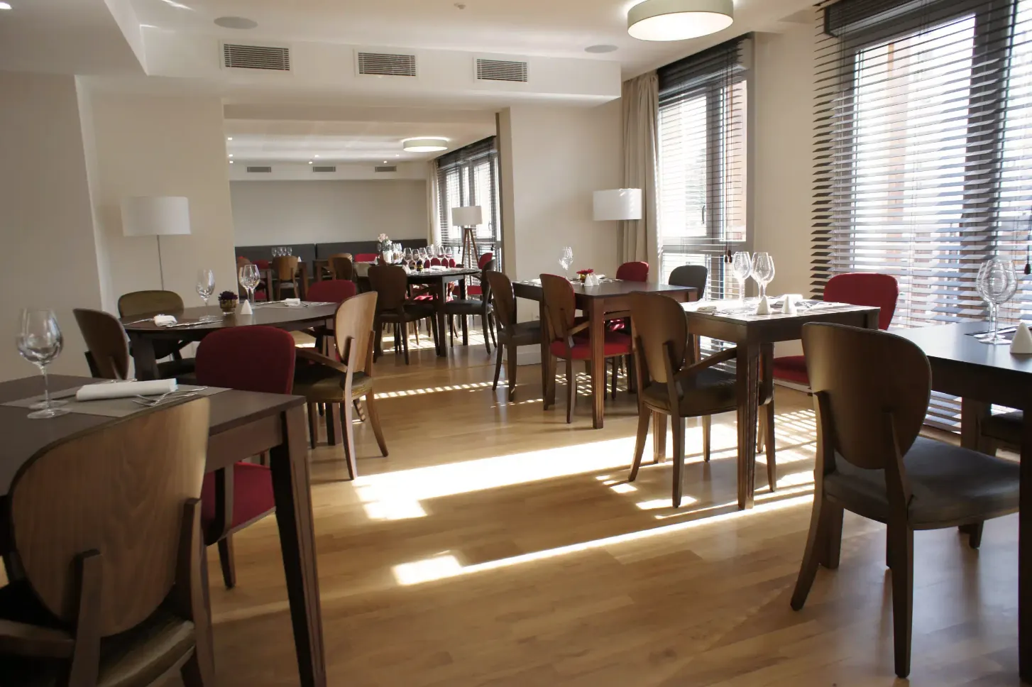 Investissez dans un T2 sécurisé pour seniors à Sèvres, rendement 5,91%, proche Paris 