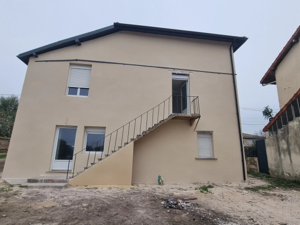 Maison rénovée de 159 m² à Vougy avec extérieur et parking privé, proche de Roanne