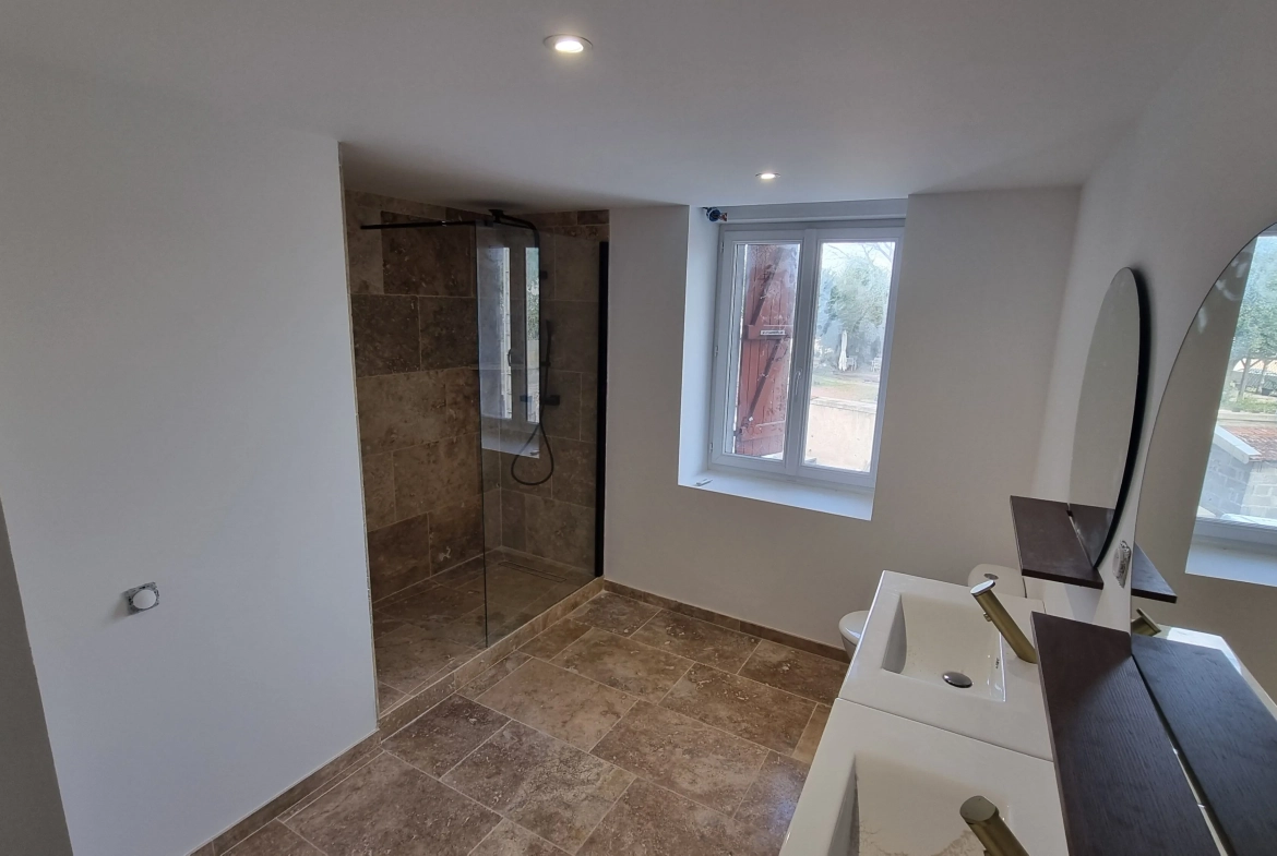 Maison rénovée de 159 m² à Vougy avec extérieur et parking privé, proche de Roanne 