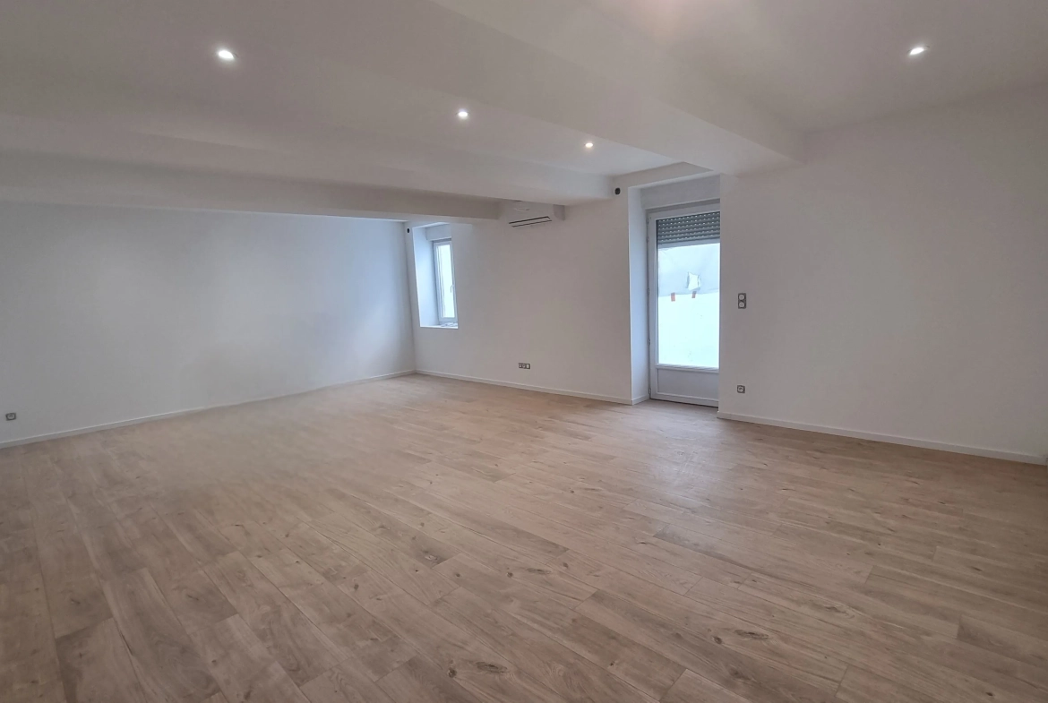 Maison rénovée de 159 m² à Vougy avec extérieur et parking privé, proche de Roanne 