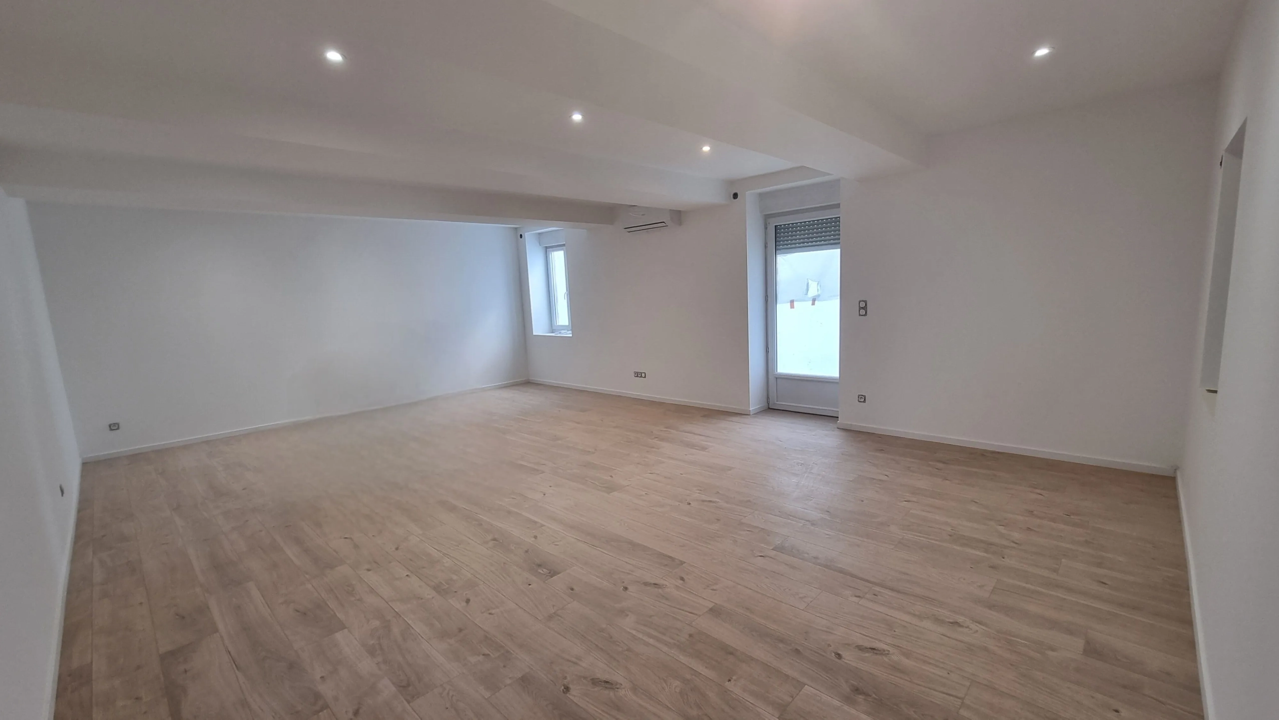 Maison rénovée de 159 m² à Vougy avec extérieur et parking privé, proche de Roanne 