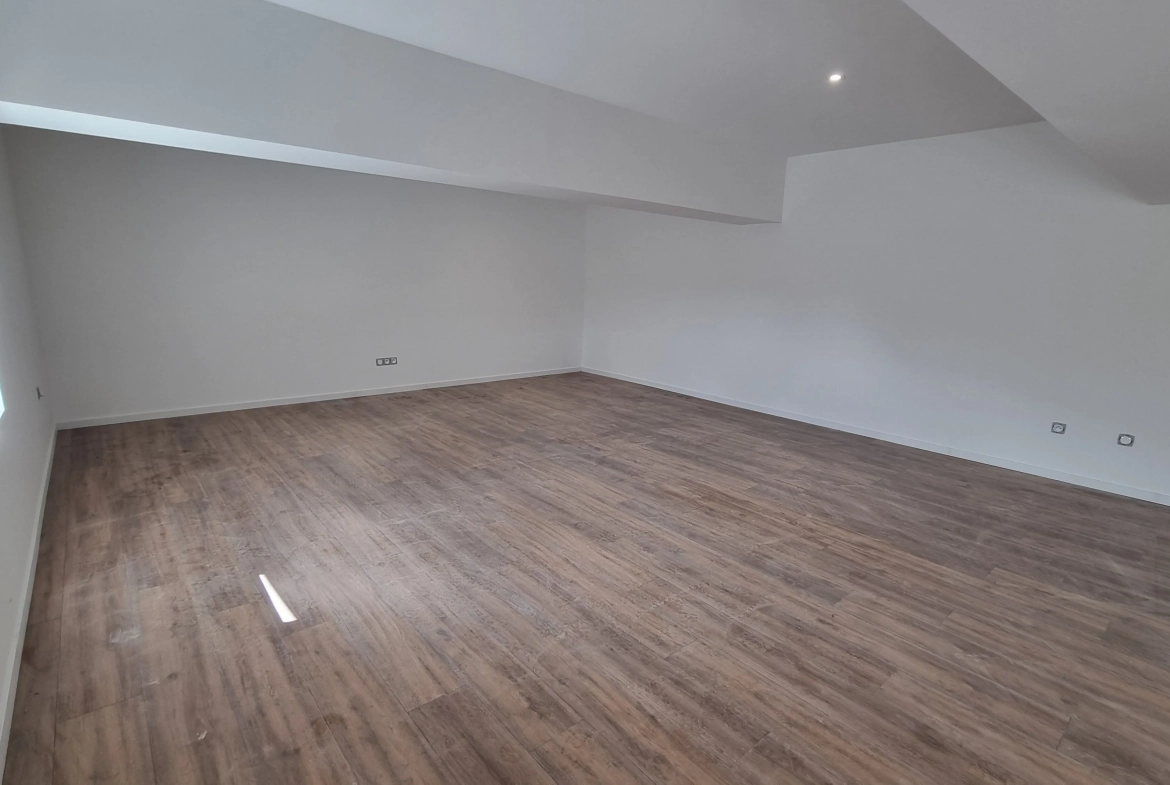 Maison rénovée de 159 m² à Vougy avec extérieur et parking privé, proche de Roanne 