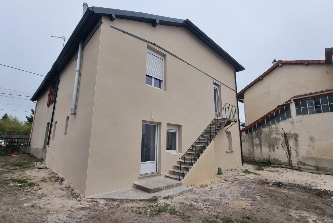 Maison rénovée de 159 m² à Vougy avec extérieur et parking privé, proche de Roanne 