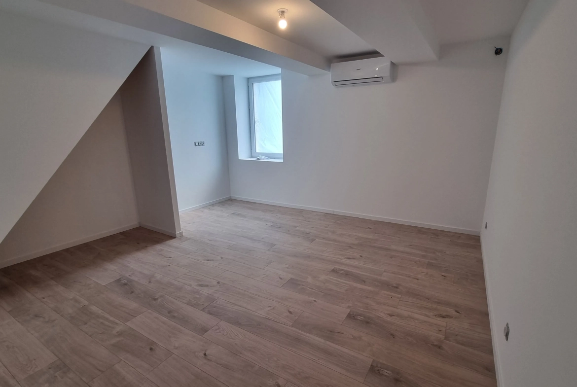 Maison rénovée de 159 m² à Vougy avec extérieur et parking privé, proche de Roanne 