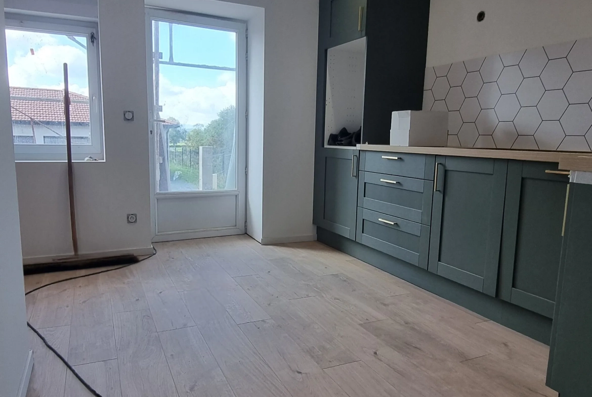 Maison rénovée de 159 m² à Vougy avec extérieur et parking privé, proche de Roanne 