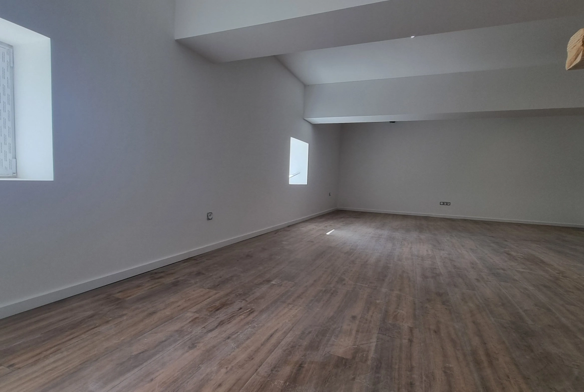Maison rénovée de 159 m² à Vougy avec extérieur et parking privé, proche de Roanne 