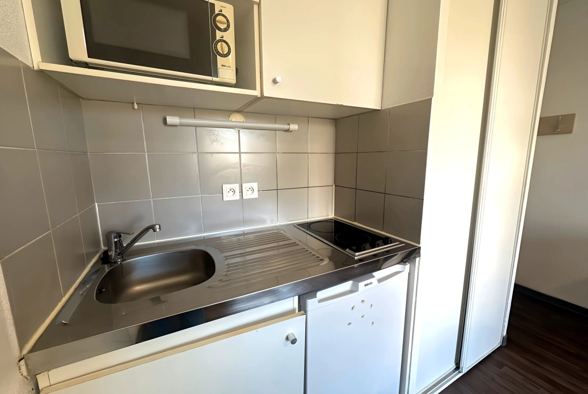 Investissez dans un studio meublé avec parking à Marseille, bail long terme jusqu’en 2029, rentabilité 5 % 