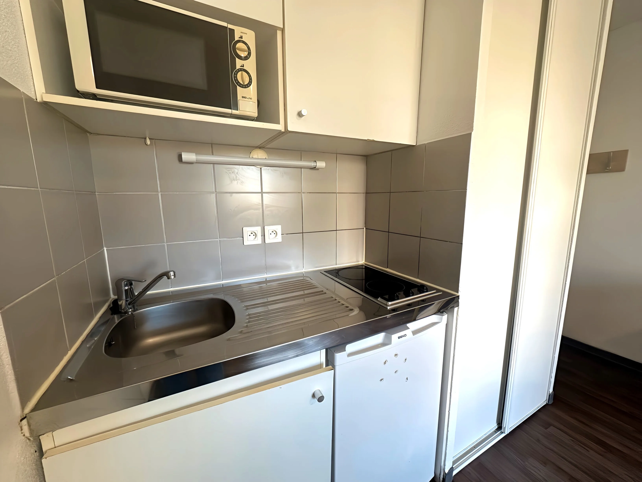 Investissez dans un studio meublé avec parking à Marseille, bail long terme jusqu’en 2029, rentabilité 5 % 