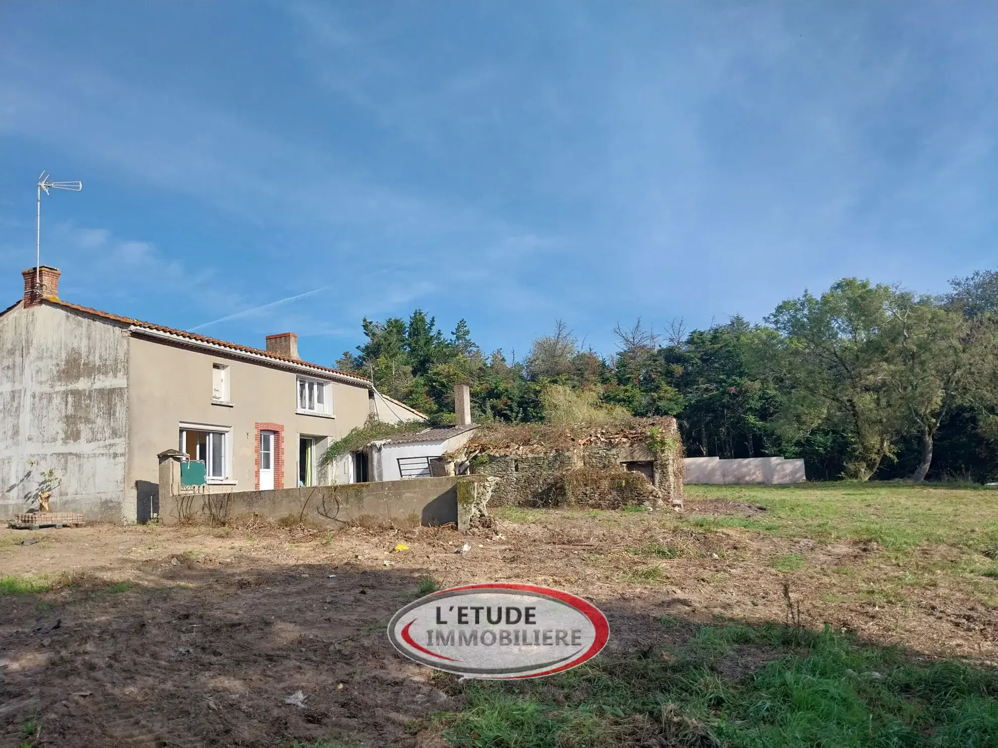 Maison en pierres avec vue sur la vallée du Tenu – Proche Saint-Même 