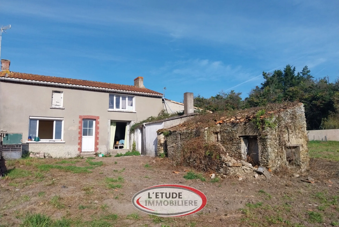 Maison en pierres avec vue sur la vallée du Tenu – Proche Saint-Même 