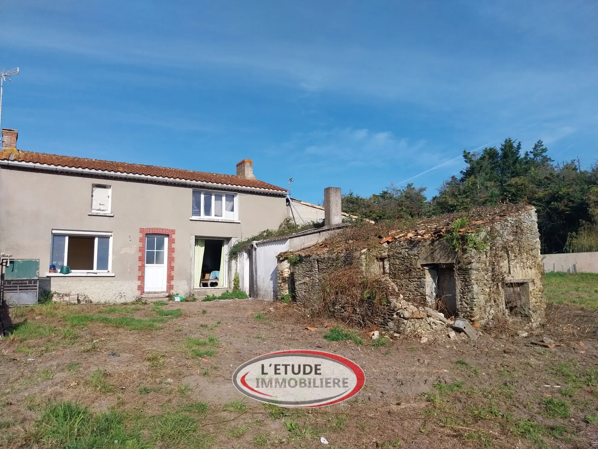 Maison en pierres avec vue sur la vallée du Tenu – Proche Saint-Même 