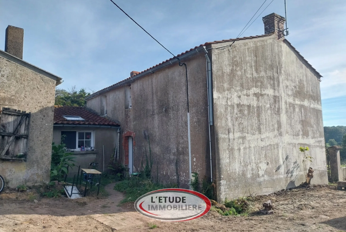 Maison en pierres avec vue sur la vallée du Tenu – Proche Saint-Même 