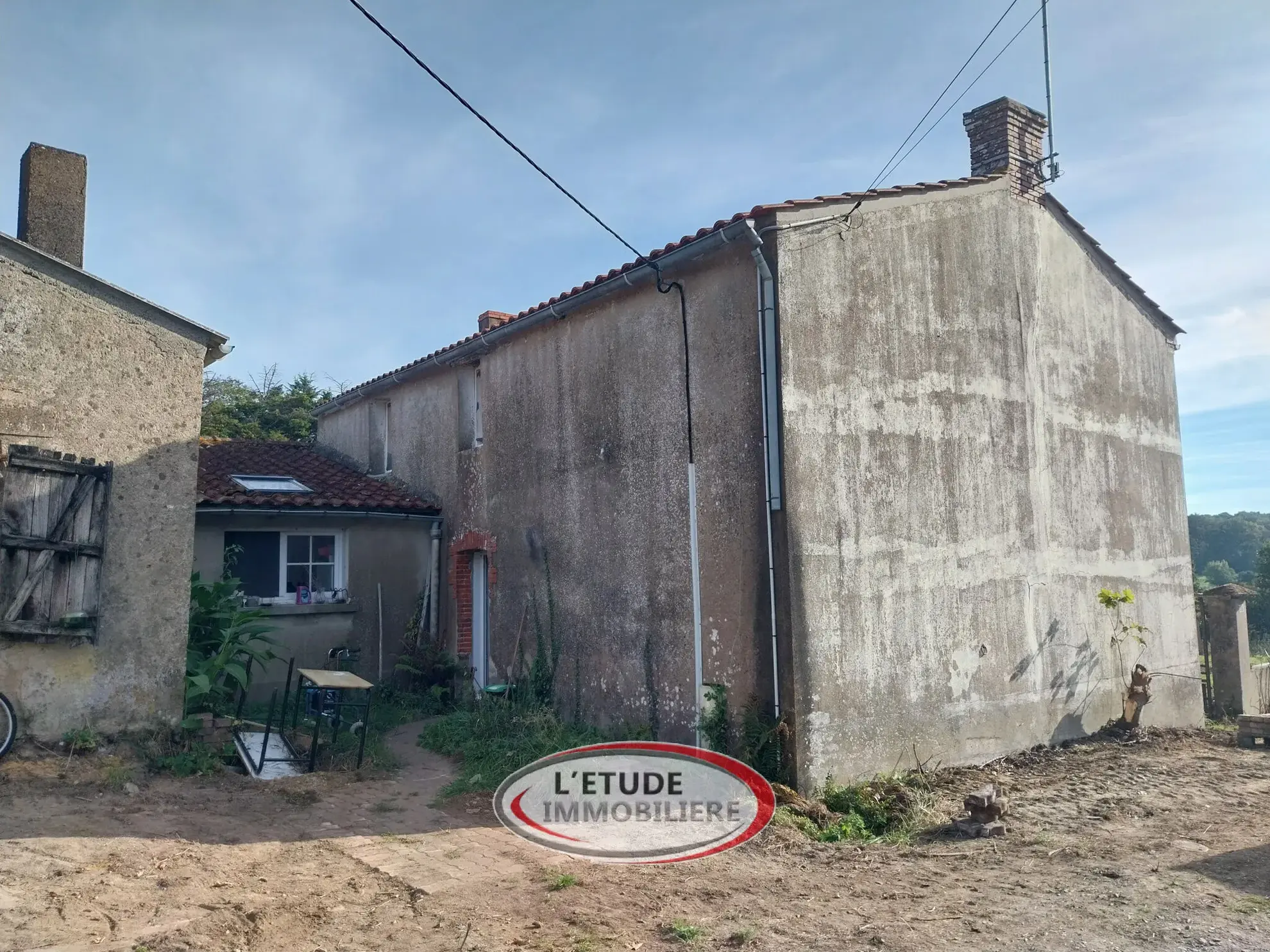 Maison en pierres avec vue sur la vallée du Tenu – Proche Saint-Même 