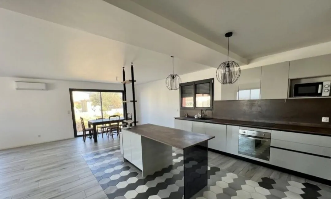 Maison neuve en L à Revel-Tourdan - 3 chambres, terrain de 658m², confort moderne 