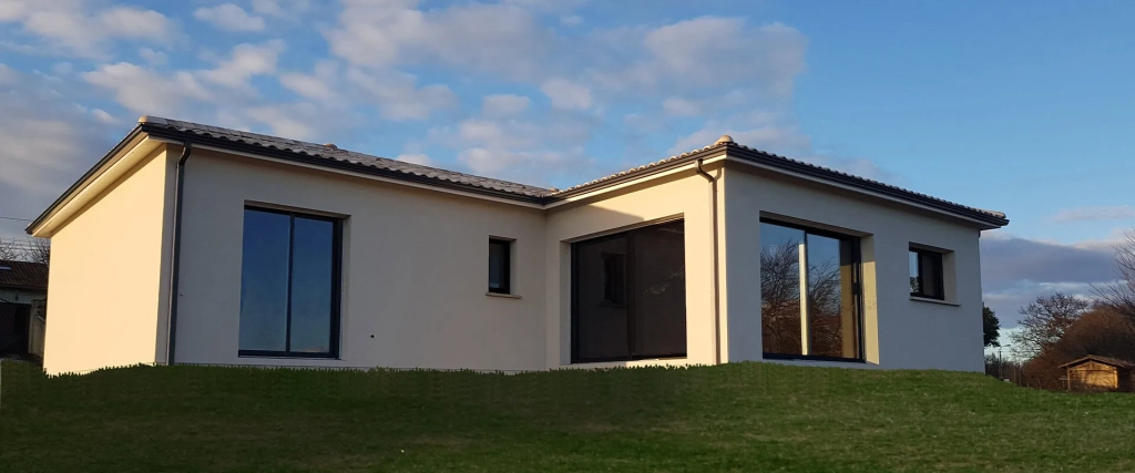 Maison neuve en L à Revel-Tourdan - 3 chambres, terrain de 658m², confort moderne