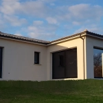 Maison neuve en L à Revel-Tourdan - 3 chambres, terrain de 658m², confort moderne