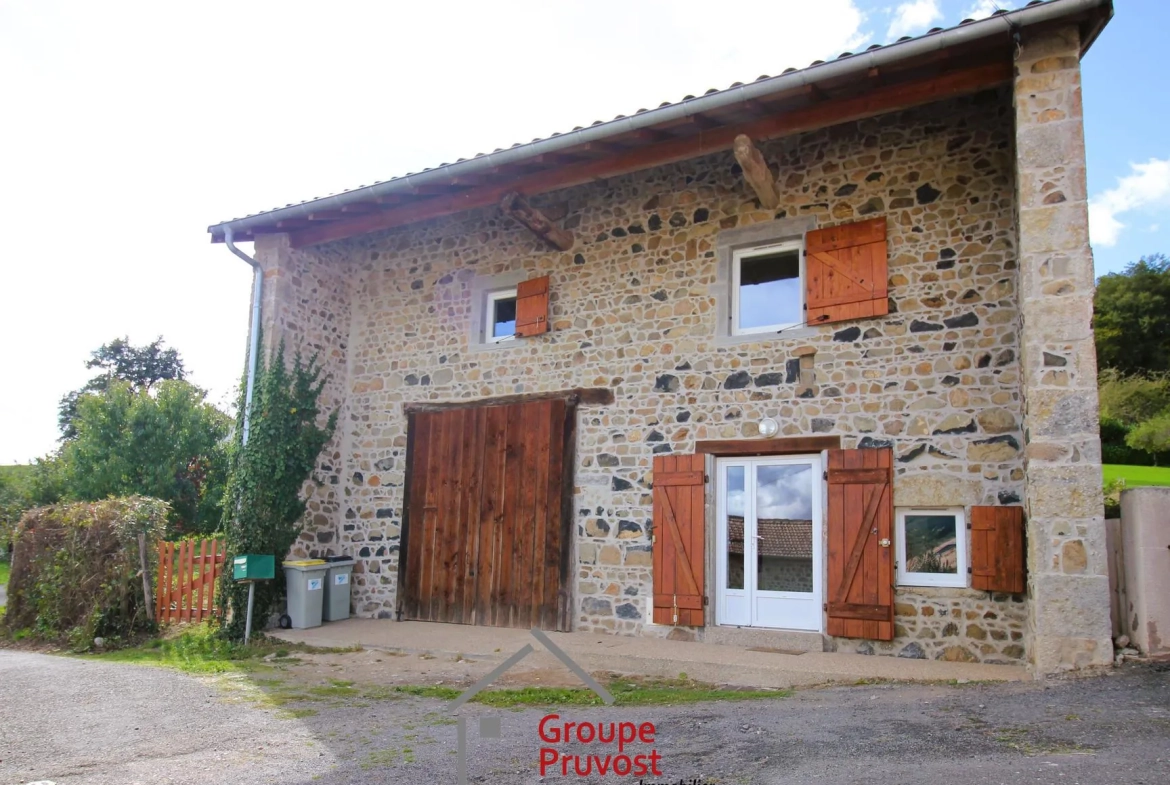 Charmante maison en pierres rénovée à Tramayes avec jardin et vue sur la campagne 