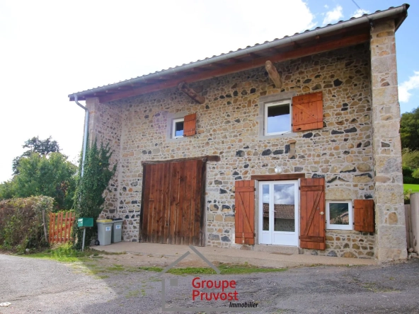 Charmante maison en pierres rénovée à Tramayes avec jardin et vue sur la campagne