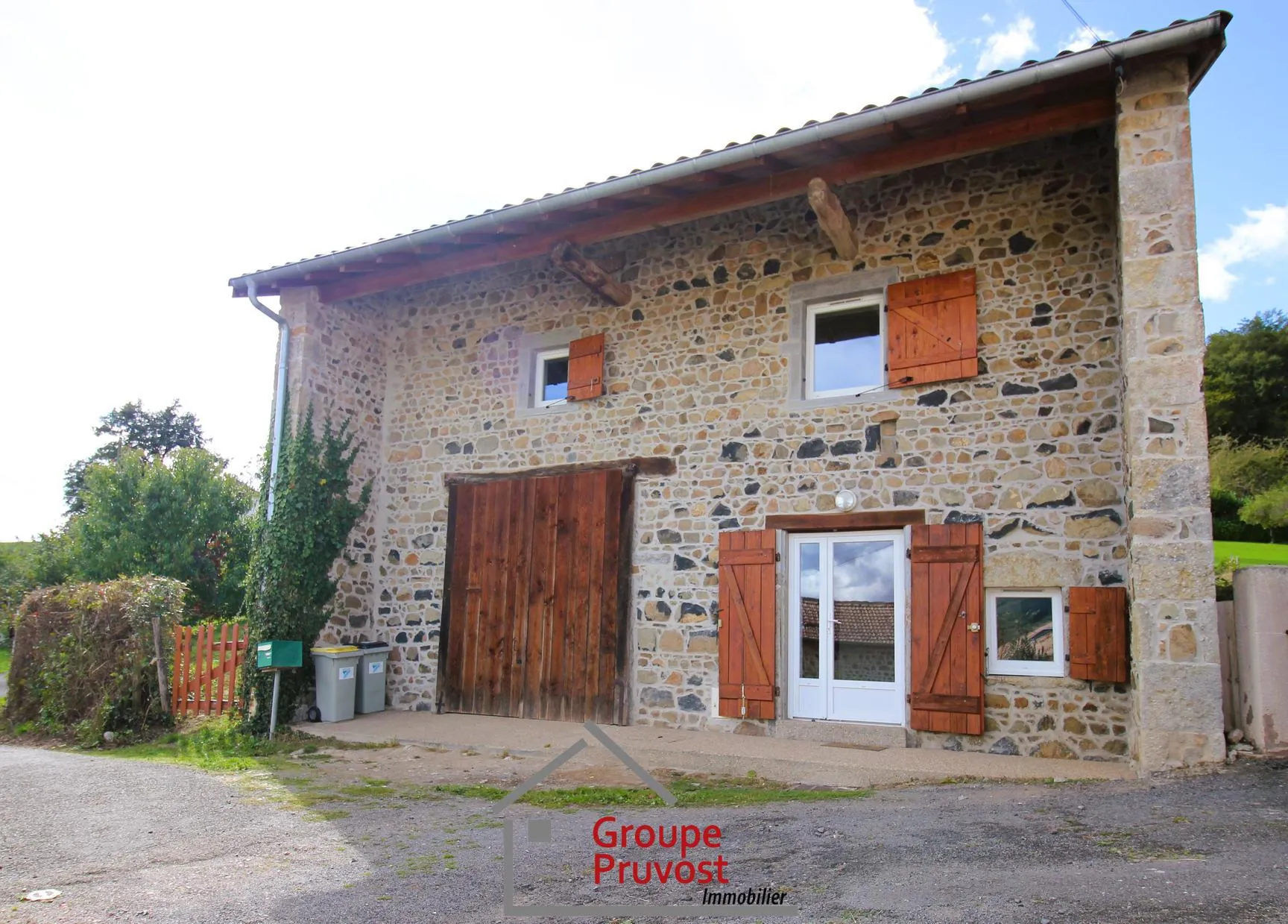Charmante maison en pierres rénovée à Tramayes avec jardin et vue sur la campagne 