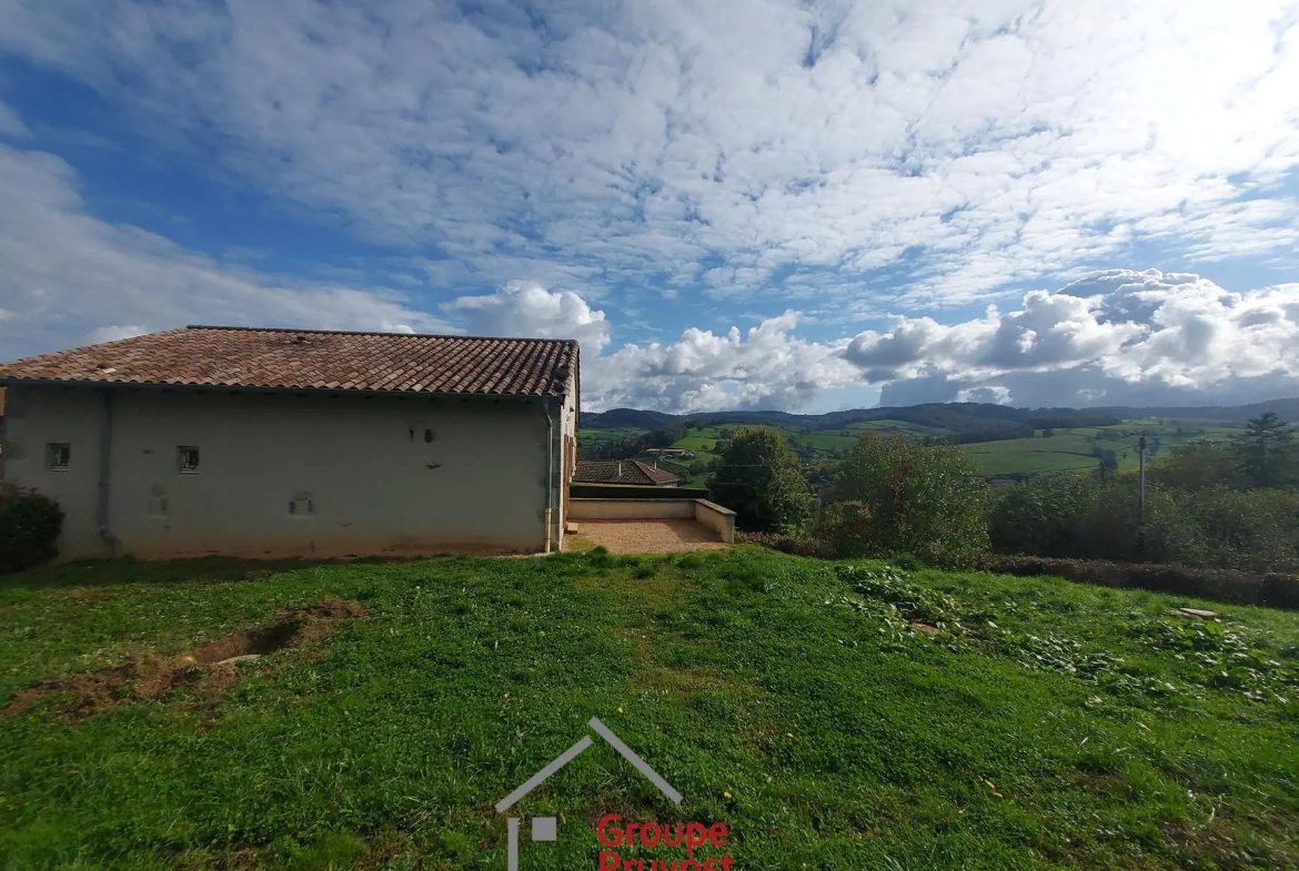 Charmante maison en pierres rénovée à Tramayes avec jardin et vue sur la campagne 