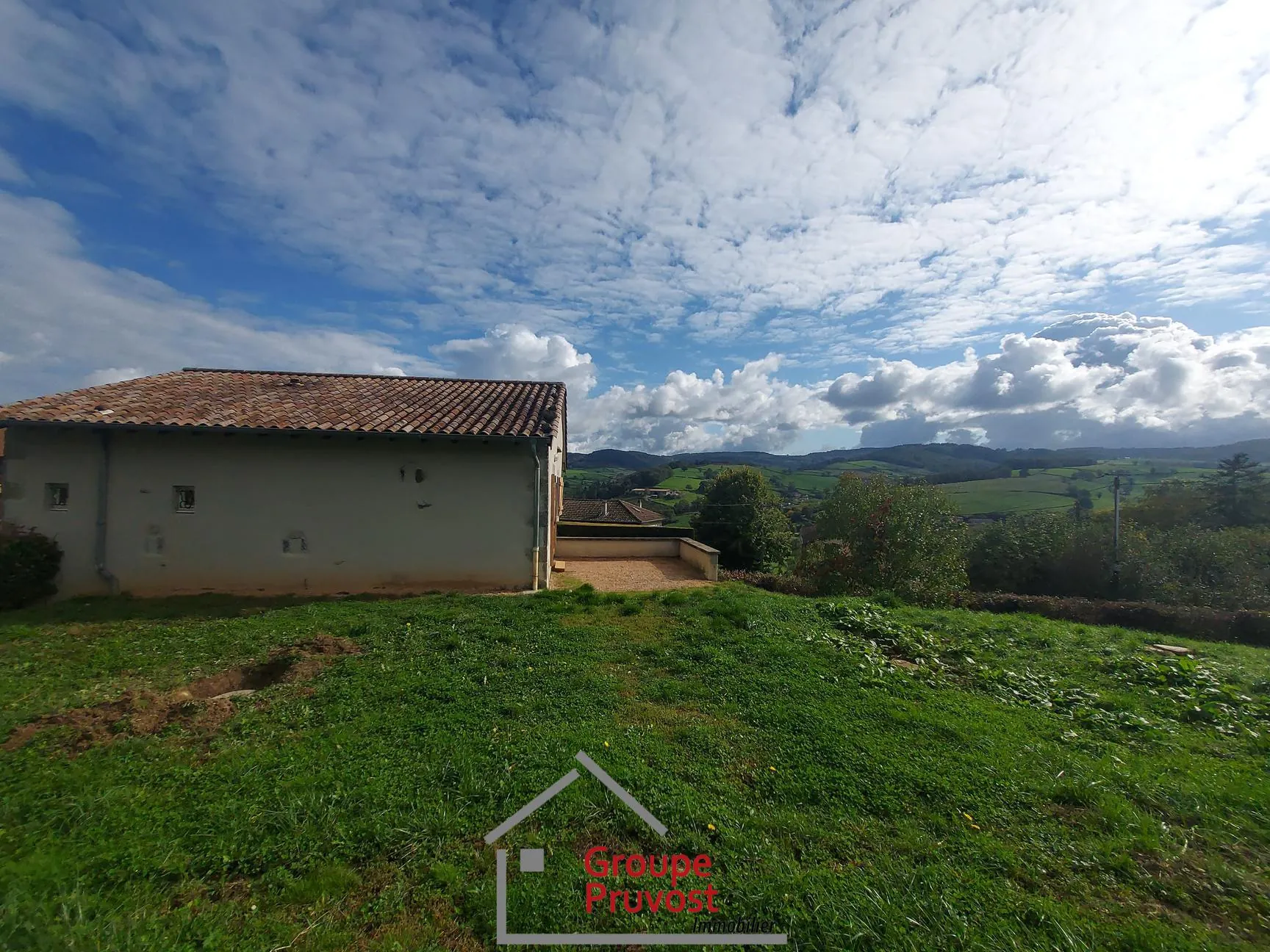 Charmante maison en pierres rénovée à Tramayes avec jardin et vue sur la campagne 