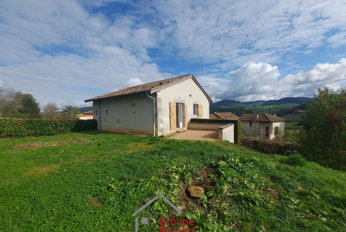 Charmante maison en pierres rénovée à Tramayes avec jardin et vue sur la campagne 