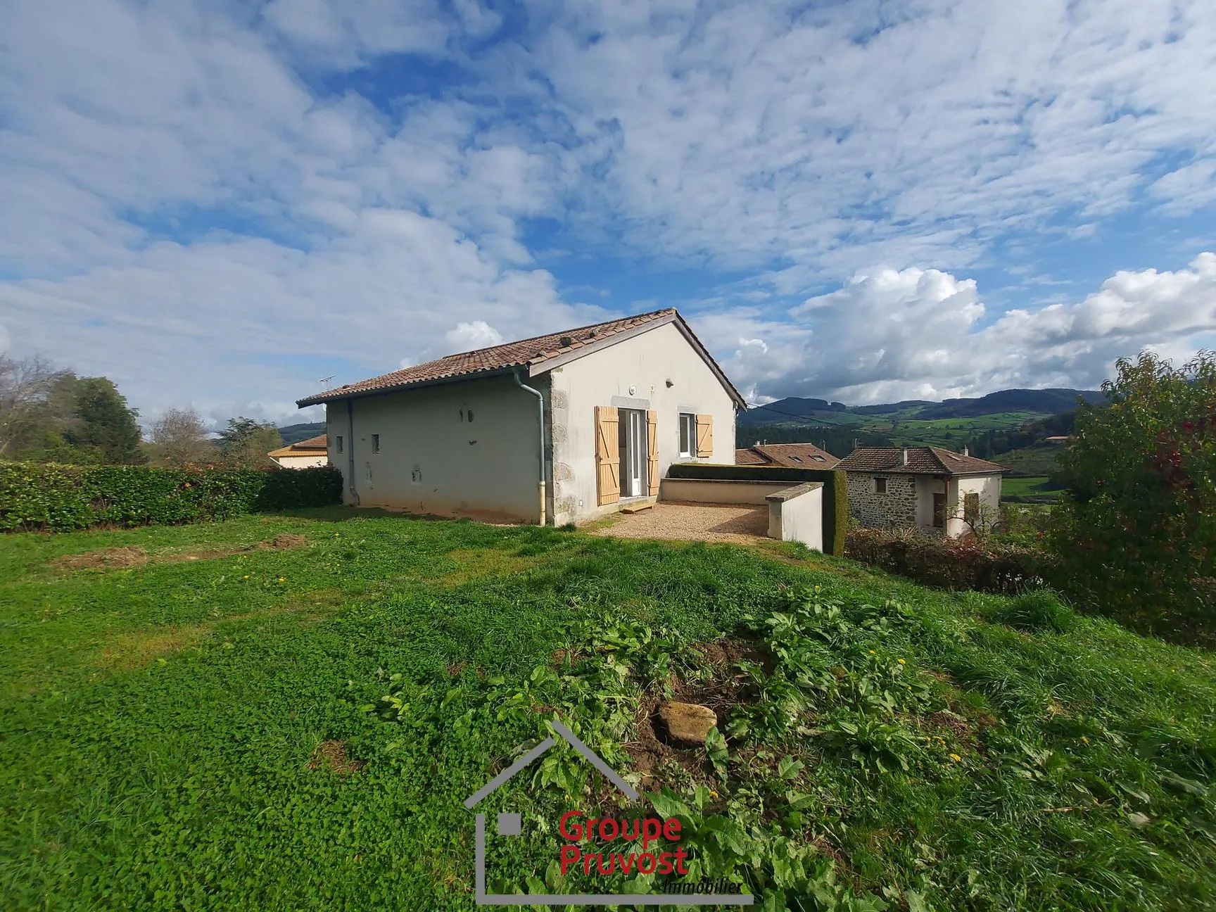 Charmante maison en pierres rénovée à Tramayes avec jardin et vue sur la campagne 