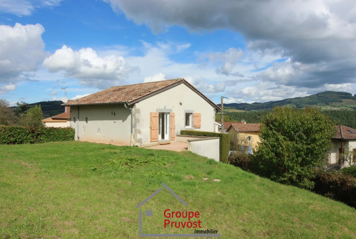 Charmante maison en pierres rénovée à Tramayes avec jardin et vue sur la campagne 