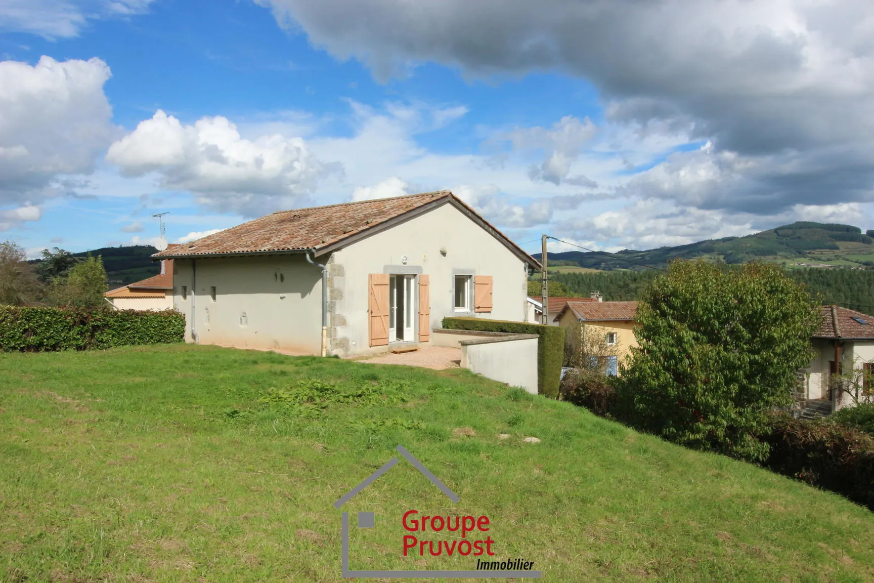 Charmante maison en pierres rénovée à Tramayes avec jardin et vue sur la campagne 