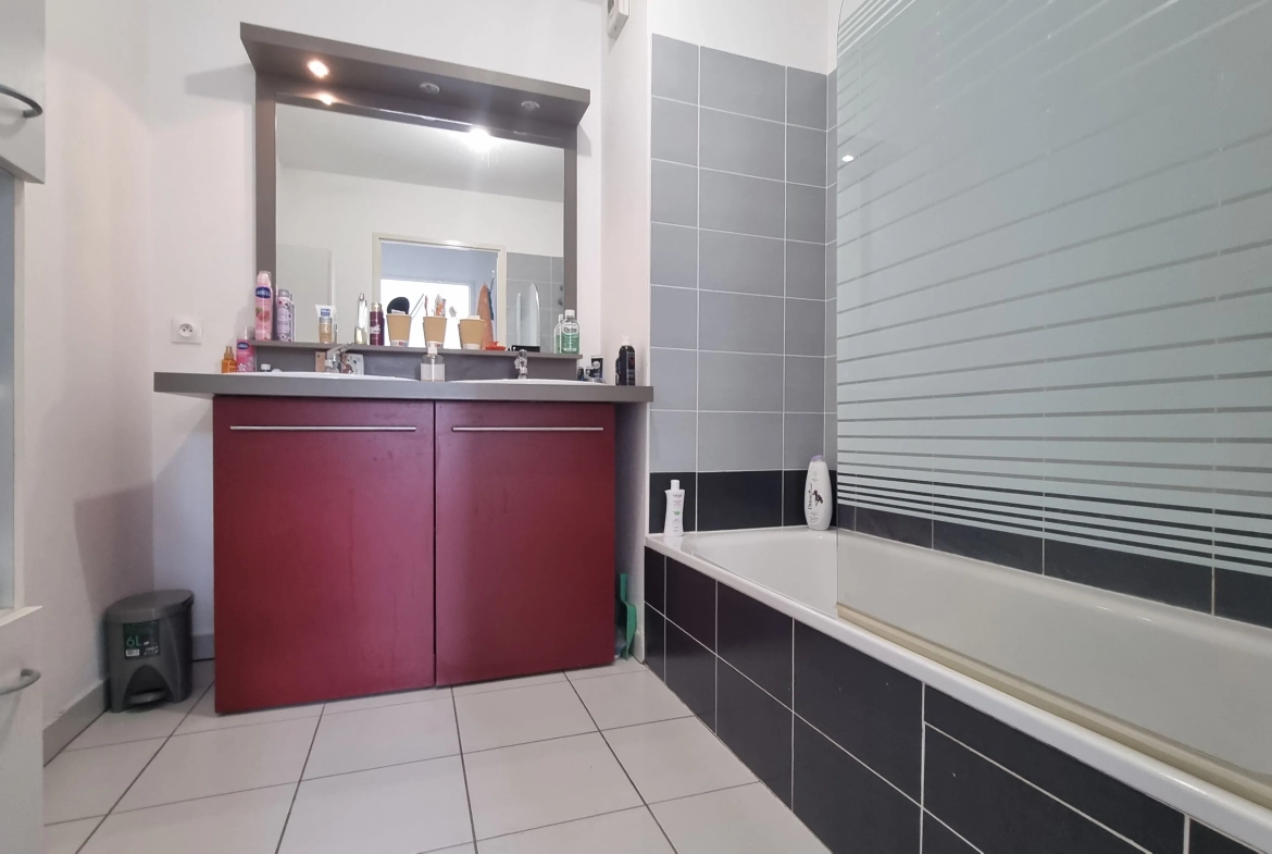 Appartement T4 avec terrasse, piscine et parking à Roanne - Résidence sécurisée 