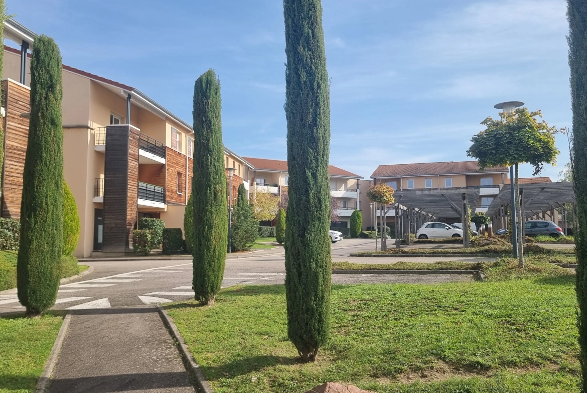 Appartement T4 avec terrasse, piscine et parking à Roanne - Résidence sécurisée 