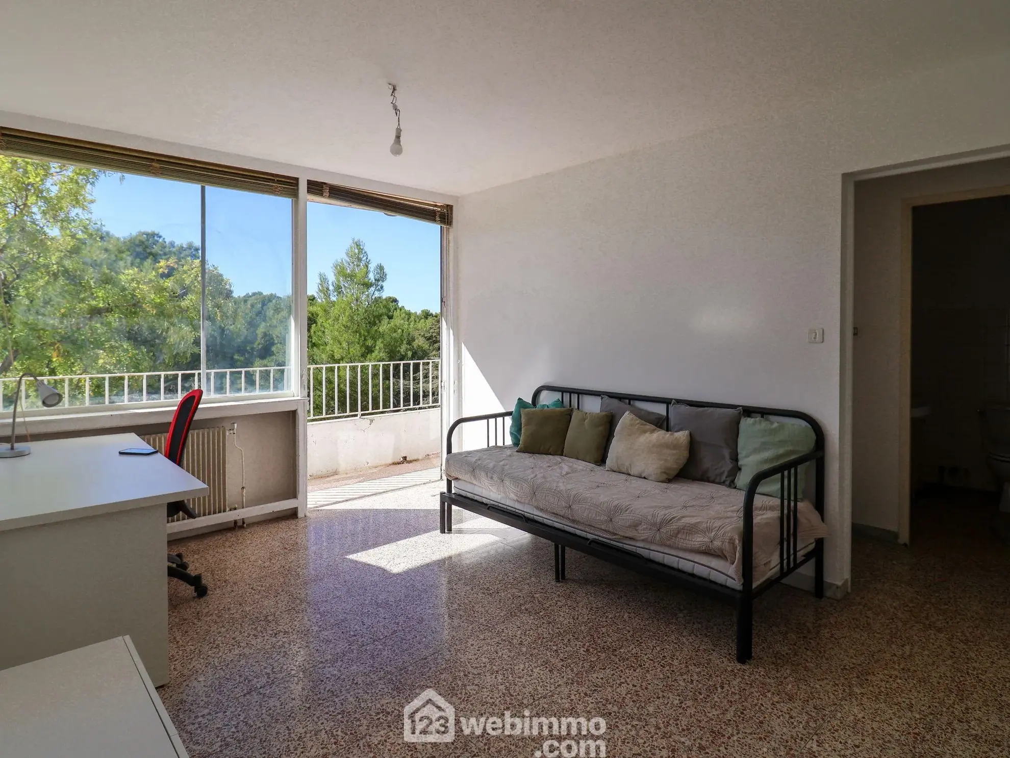 A vendre appartement 29 m² avec balcon à Marseille dans résidence La Rouvière 