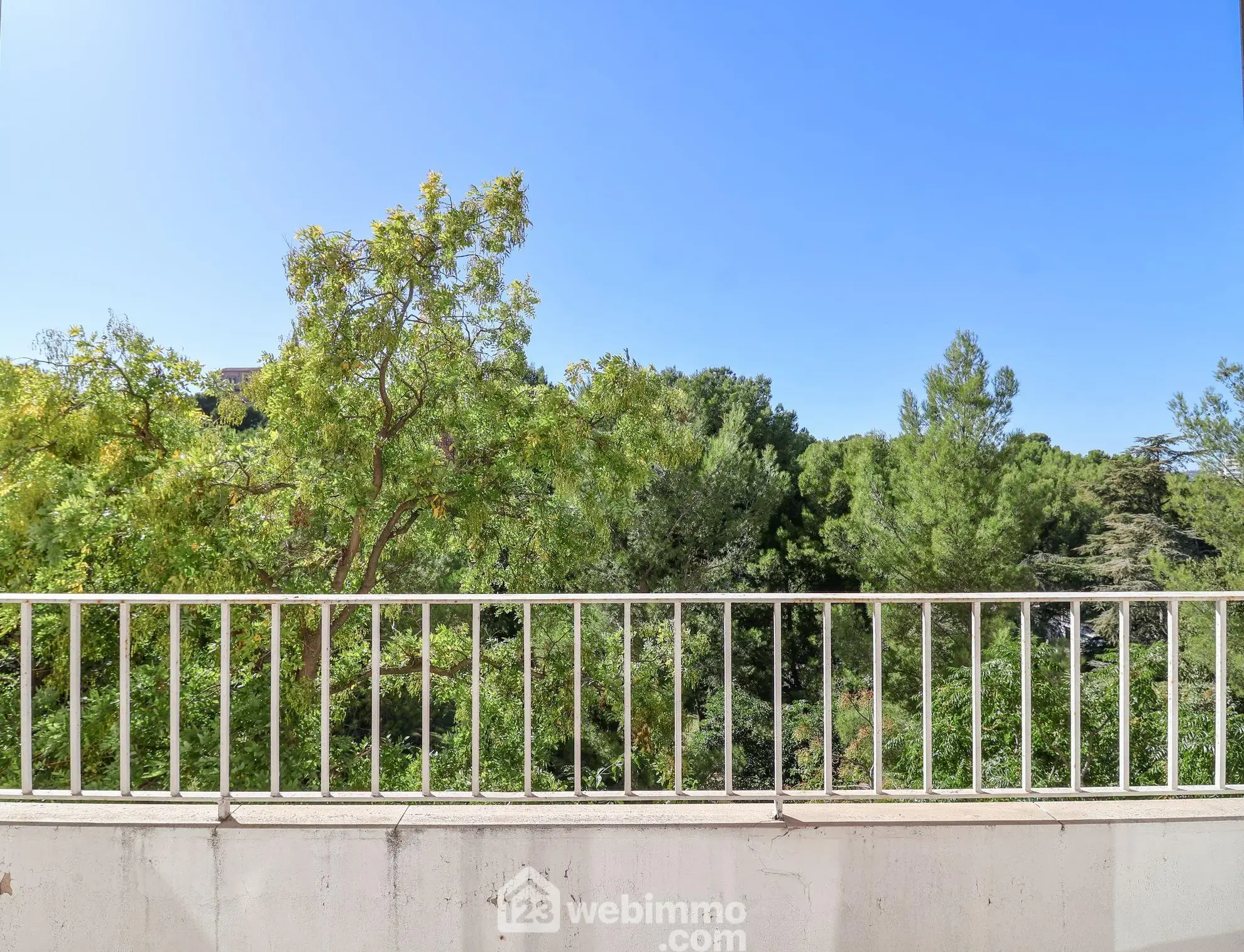 A vendre appartement 29 m² avec balcon à Marseille dans résidence La Rouvière 