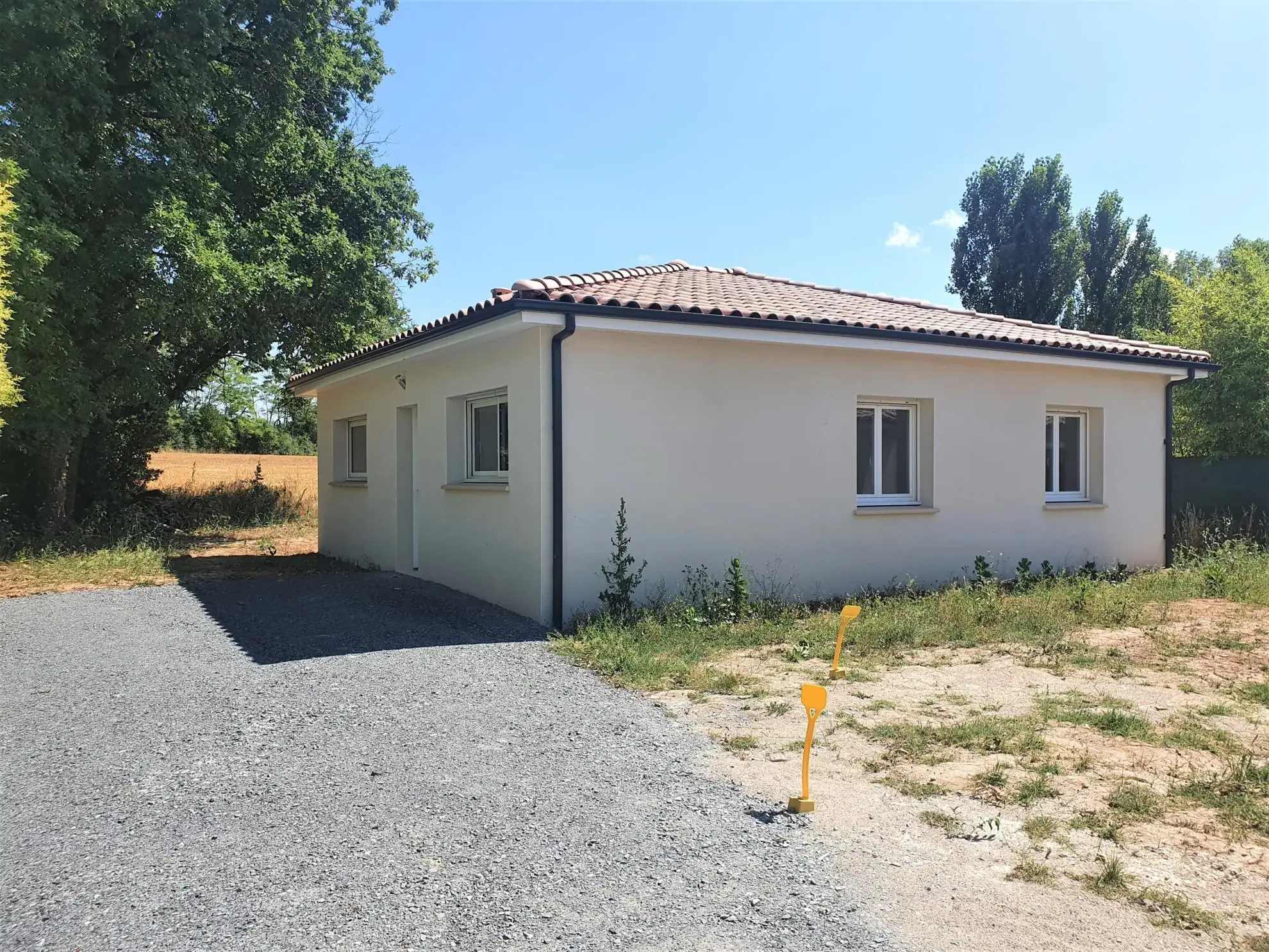 Maison neuve moderne à Épinouze avec 3 chambres et terrain de 651 m² 