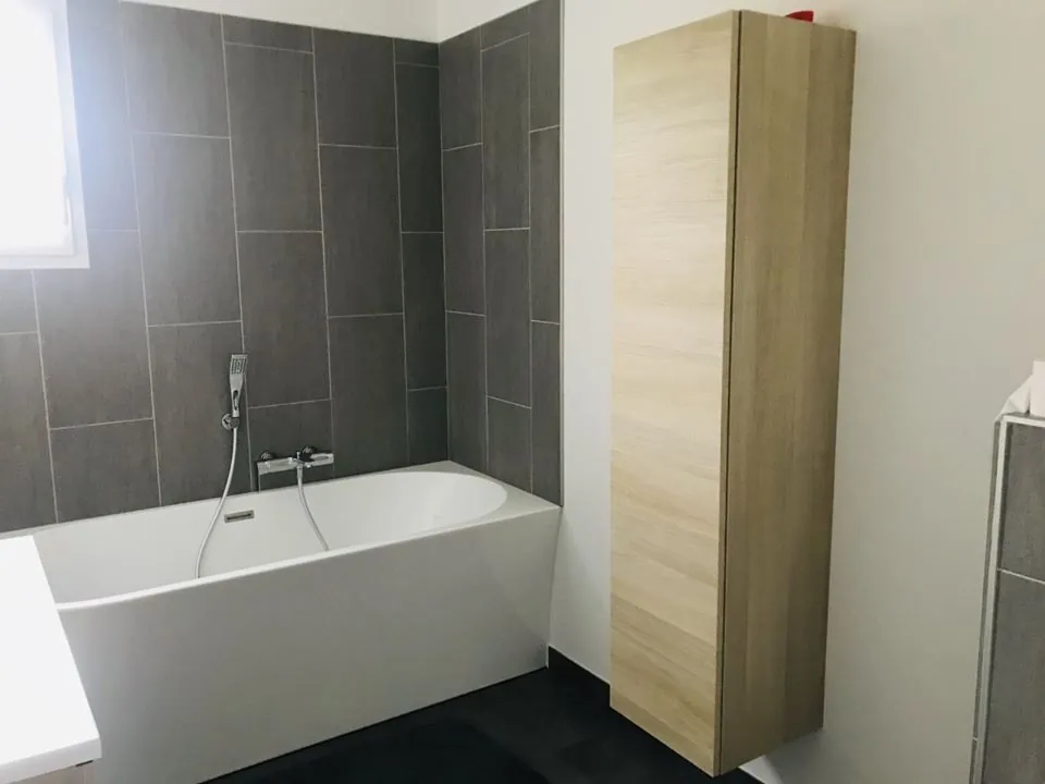 Maison neuve moderne à Épinouze avec 3 chambres et terrain de 651 m² 