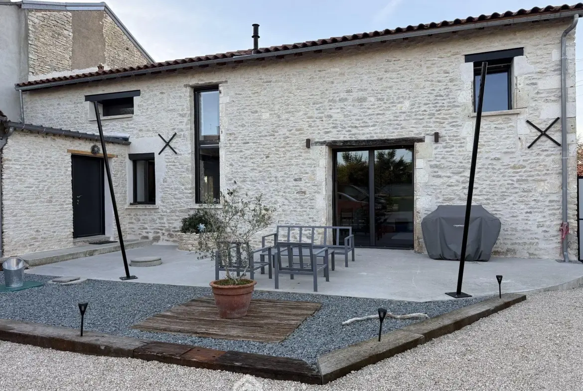 Maison rénovée de 140 m² à Champigny en Rochereau, 2 chambres, garage, terrain clos 