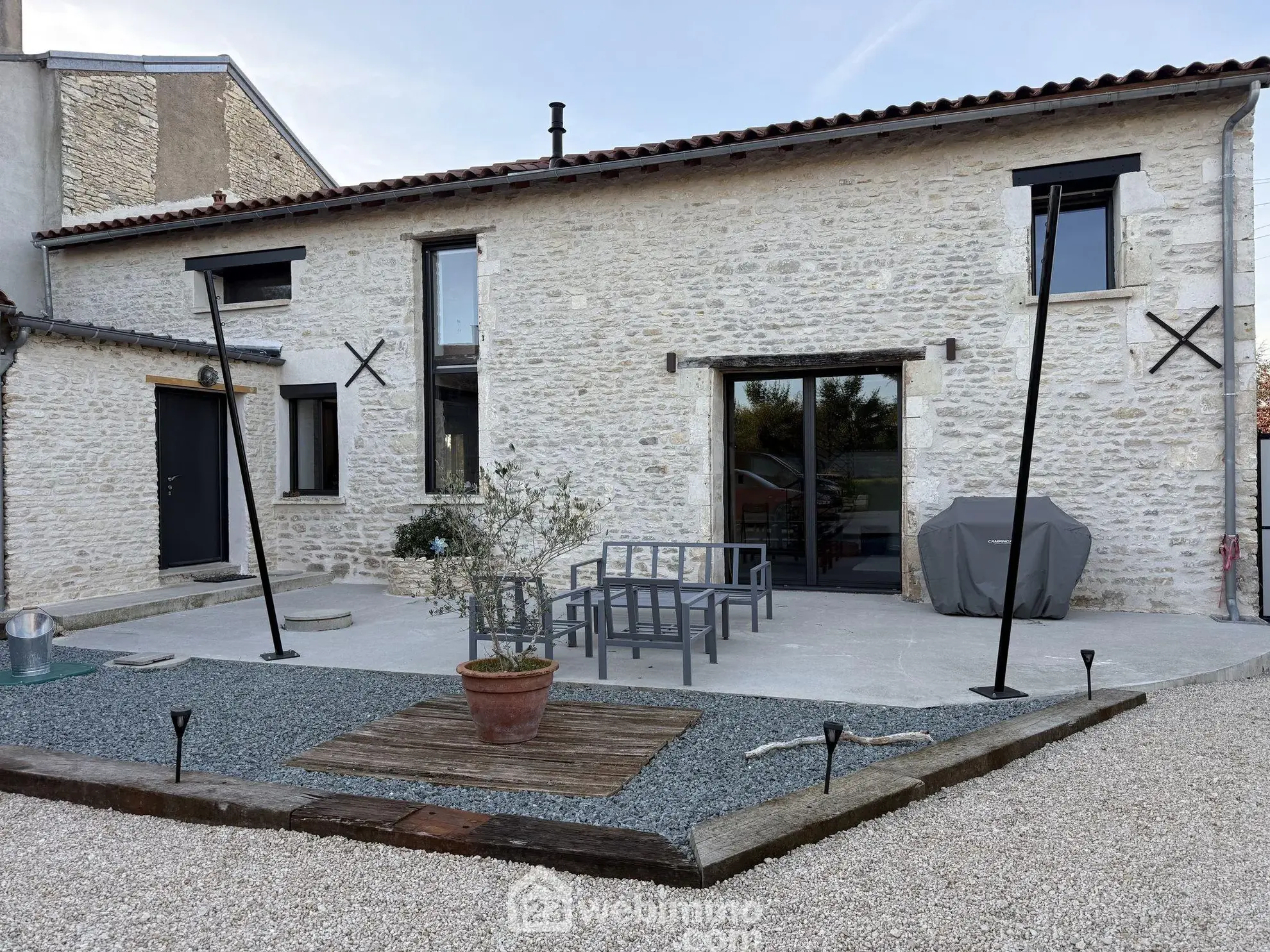 Maison rénovée de 140 m² à Champigny en Rochereau, 2 chambres, garage, terrain clos 