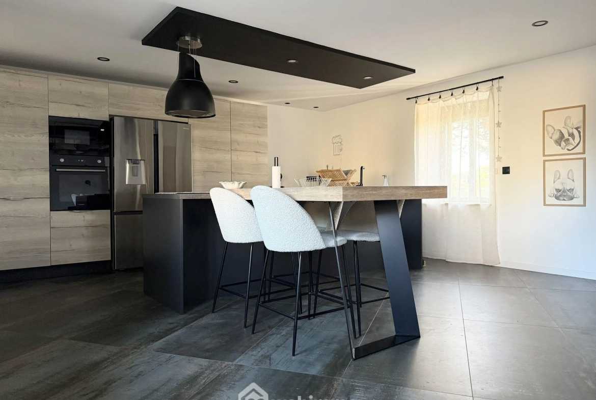 Maison rénovée de 140 m² à Champigny en Rochereau, 2 chambres, garage, terrain clos 
