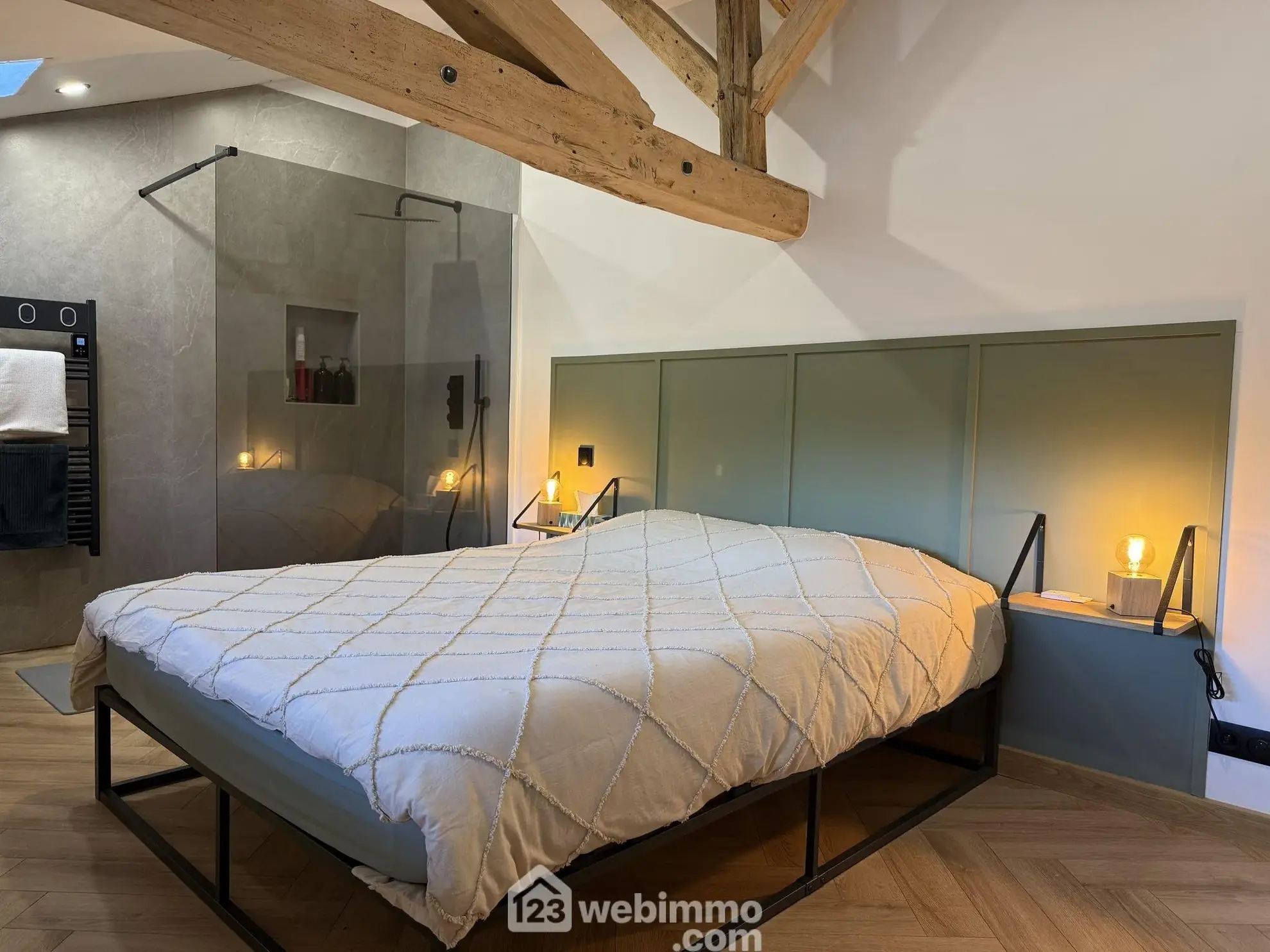 Maison rénovée de 140 m² à Champigny en Rochereau, 2 chambres, garage, terrain clos 