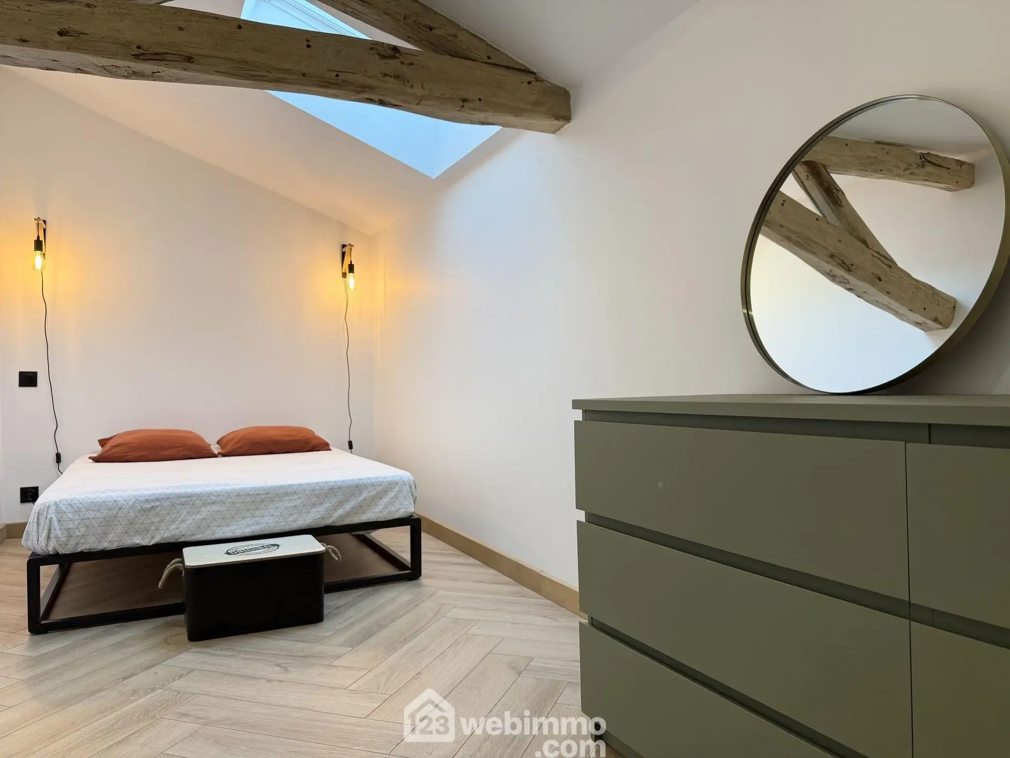 Maison rénovée de 140 m² à Champigny en Rochereau, 2 chambres, garage, terrain clos 