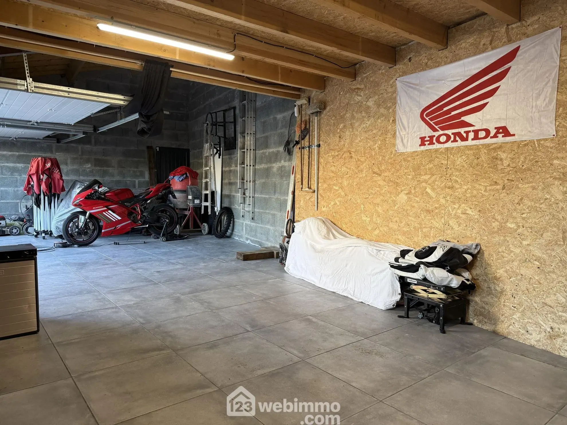 Maison rénovée de 140 m² à Champigny en Rochereau, 2 chambres, garage, terrain clos 